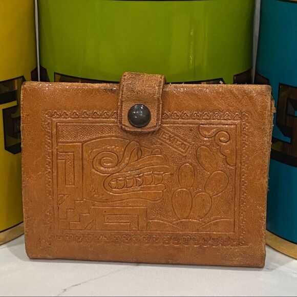 ⭐️VINTAGE  Embossed Tan Leather Wallet Mexico - Picture 1 of 7